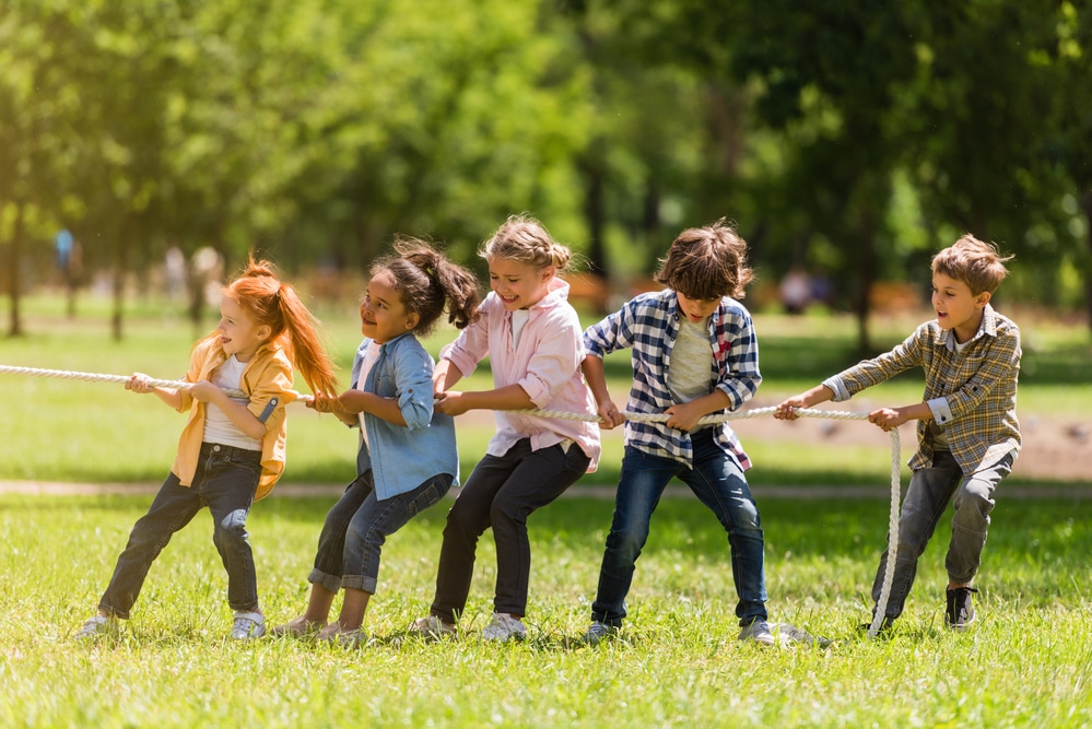 Niños participando en una estación cooperativa del Festival Multisport