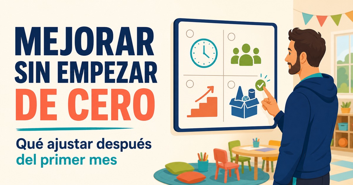 Monitor revisando cómo mejorar una actividad extraescolar tras el primer mes